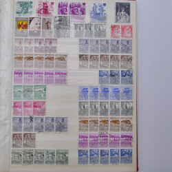 Lot de timbres d'Autriche neufs et oblitérés en deux albums.