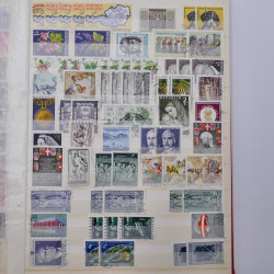 Lot de timbres d'Autriche neufs et oblitérés en deux albums.
