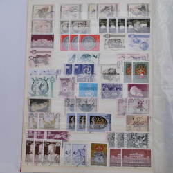 Lot de timbres d'Autriche neufs et oblitérés en deux albums.