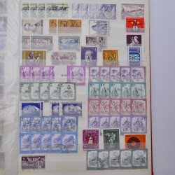 Lot de timbres d'Autriche neufs et oblitérés en deux albums.