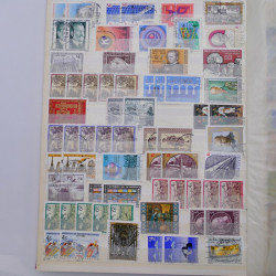 Lot de timbres d'Autriche neufs et oblitérés en deux albums.