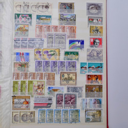 Lot de timbres d'Autriche neufs et oblitérés en deux albums.