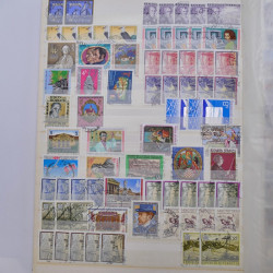 Lot de timbres d'Autriche neufs et oblitérés en deux albums.