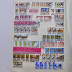 Lot de timbres d'Autriche neufs et oblitérés en deux albums.