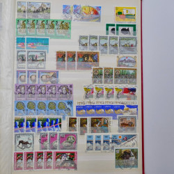 Lot de timbres d'Autriche neufs et oblitérés en deux albums.