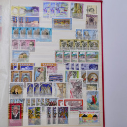 Lot de timbres d'Autriche neufs et oblitérés en deux albums.