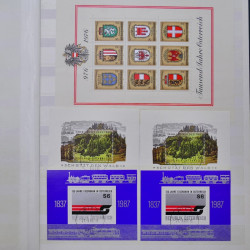 Lot de timbres d'Autriche neufs et oblitérés en deux albums.