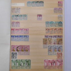 Lot de timbres de Maroc oblitérés en un album.