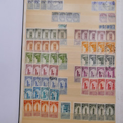 Lot de timbres de Maroc oblitérés en un album.