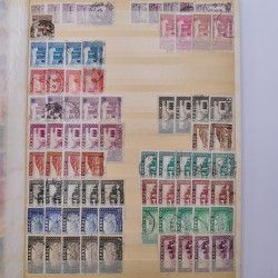 Lot de timbres de Maroc oblitérés en un album.