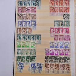 Lot de timbres de Maroc oblitérés en un album.