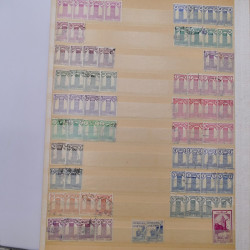Lot de timbres de Maroc oblitérés en un album.