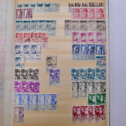 Lot de timbres de Maroc oblitérés en un album.
