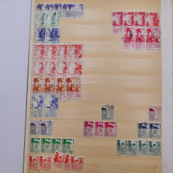 Lot de timbres de Maroc oblitérés en un album.
