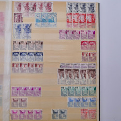 Lot de timbres de Maroc oblitérés en un album.