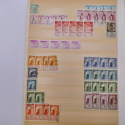 Lot de timbres de Maroc oblitérés en un album.