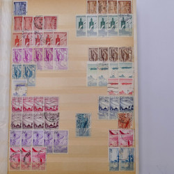 Lot de timbres de Maroc oblitérés en un album.