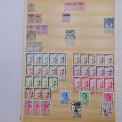 Lot de timbres de Maroc oblitérés en un album.