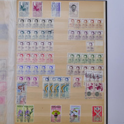 Lot de timbres de Maroc oblitérés en un album.