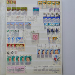 Lot de timbres de Malte oblitérés en un album.
