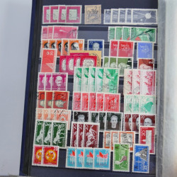 Lot de timbres d'Allemagne neufs et oblitérés en huit albums.