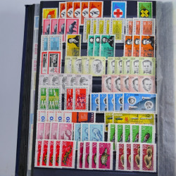 Lot de timbres d'Allemagne neufs et oblitérés en huit albums.