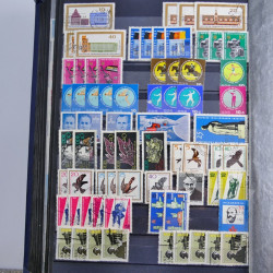 Lot de timbres d'Allemagne neufs et oblitérés en huit albums.