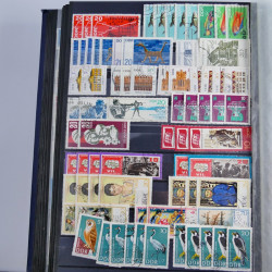 Lot de timbres d'Allemagne neufs et oblitérés en huit albums.