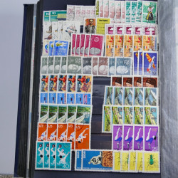 Lot de timbres d'Allemagne neufs et oblitérés en huit albums.