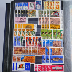 Lot de timbres d'Allemagne neufs et oblitérés en huit albums.
