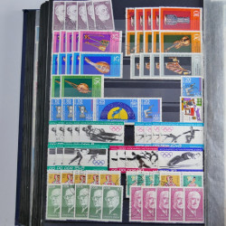 Lot de timbres d'Allemagne neufs et oblitérés en huit albums.