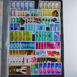Lot de timbres d'Allemagne neufs et oblitérés en huit albums.