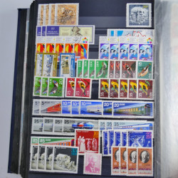 Lot de timbres d'Allemagne neufs et oblitérés en huit albums.