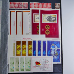 Lot de timbres d'Allemagne neufs et oblitérés en huit albums.
