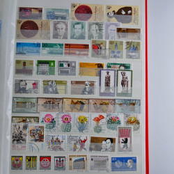 Lot de timbres d'Allemagne neufs et oblitérés en huit albums.