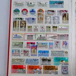 Lot de timbres d'Allemagne neufs et oblitérés en huit albums.