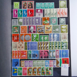 Lot de timbres d'Allemagne neufs et oblitérés en huit albums.