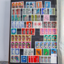 Lot de timbres d'Allemagne neufs et oblitérés en huit albums.