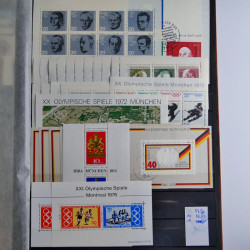 Lot de timbres d'Allemagne neufs et oblitérés en huit albums.