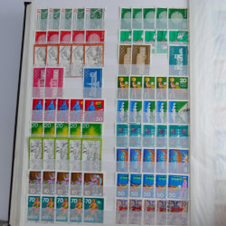 Lot de timbres d'Allemagne neufs et oblitérés en huit albums.