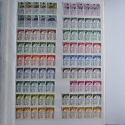 Lot de timbres d'Allemagne neufs et oblitérés en huit albums.