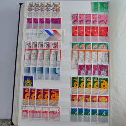 Lot de timbres d'Allemagne neufs et oblitérés en huit albums.