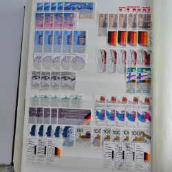 Lot de timbres d'Allemagne neufs et oblitérés en huit albums.