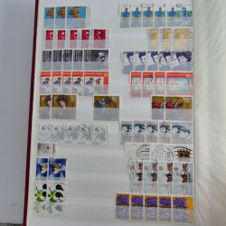 Lot de timbres d'Allemagne neufs et oblitérés en huit albums.