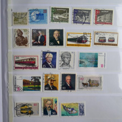 Lot de timbres d'Allemagne neufs et oblitérés en huit albums.