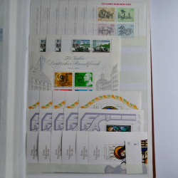Lot de timbres d'Allemagne neufs et oblitérés en huit albums.
