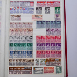 Lot de timbres de Suisse oblitérés en deux albums.
