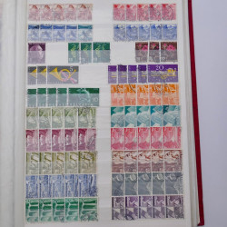 Lot de timbres de Suisse oblitérés en deux albums.