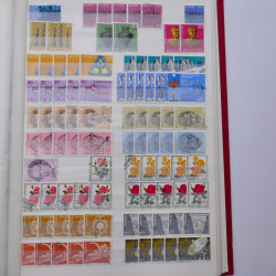 Lot de timbres de Suisse oblitérés en deux albums.