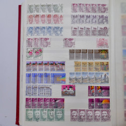 Lot de timbres de Suisse oblitérés en deux albums.